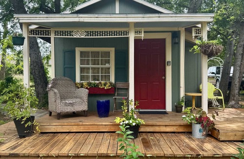 Bonham House | Historic Guest Cottage Pet-Friendly Walk to Downtown Bonham