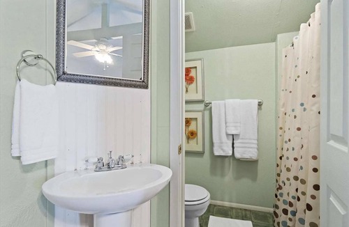 Bonham House | Historic Guest Cottage Pet-Friendly Walk to Downtown Bonham