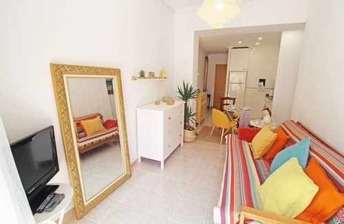 Alicante City Centre Apartment | Historic helmet. 3 mins walk from the beach. A/C Wifi