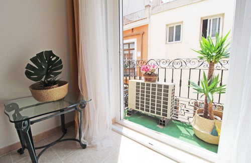 Alicante City Centre Apartment | Historic helmet. 3 mins walk from the beach. A/C Wifi