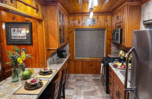 Arrowhead Villas Cabin | Historic Hershey Cabin, Most 5 Star Reviews, Romantic, Just for 2, Immaculate