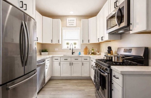 Joliet Apartment | Historic Hideaway*King Bed*Remodeled* fast Wi-Fi