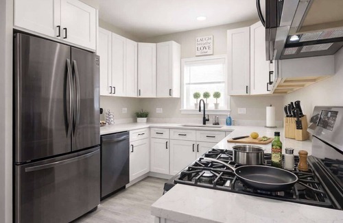Joliet Apartment | Historic Hideaway*King Bed*Remodeled* fast Wi-Fi