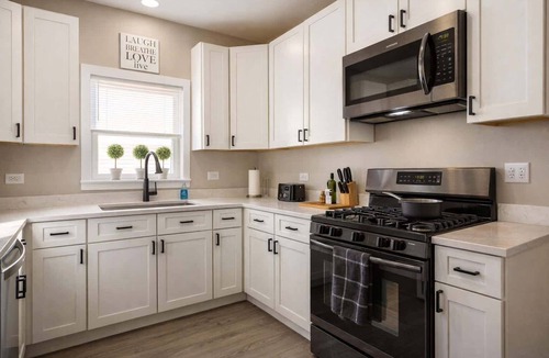 Joliet Apartment | Historic Hideaway*King Bed*Remodeled* fast Wi-Fi