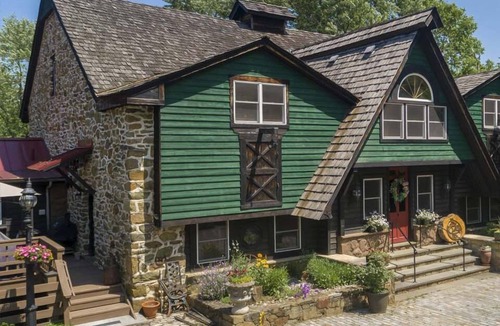 Blue Ridge Bed & Breakfast | Historic Hideaway with King Bed & Spa-Inspired Bath