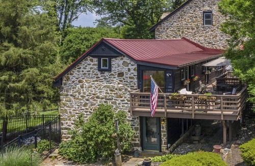 Blue Ridge Bed & Breakfast | Historic Hideaway with King Bed & Spa-Inspired Bath