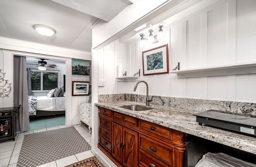 Liliha - Kapalama House | Historic Hillside Home 4 beds/4 baths