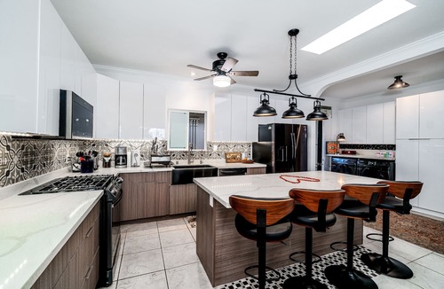 Liliha - Kapalama House | Historic Hillside Home 4 beds/4 baths