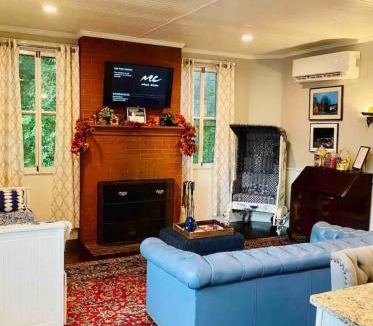 Pittsfield House | Historic Holmesdale cottage