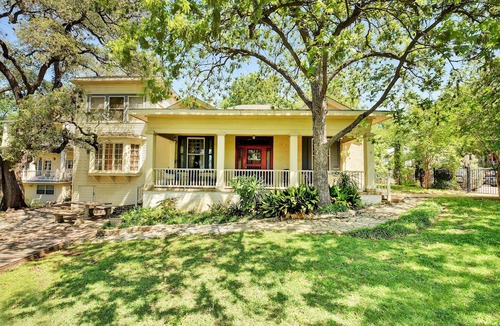 West Campus House | Historic Home in the Heart of Austin - Sleeps 10
