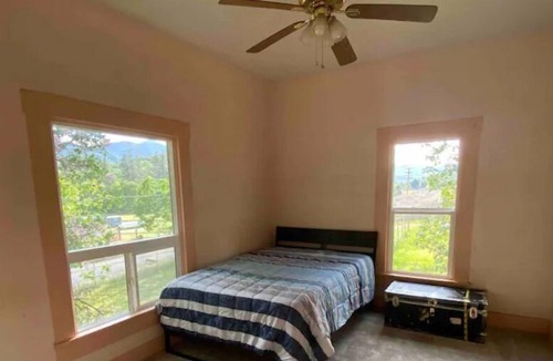 Central Point House | Historic home on acreage