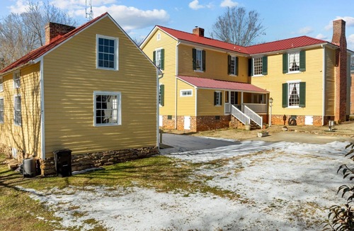 Keeling House | Historic home, Sleeps 10, VIR 2 miles,Hyco lake 8 mi., Fire Pit, Historic Milton