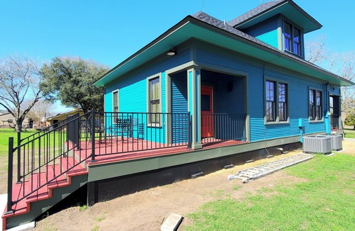 Shiner House | Historic Home with Whimsical Theme located 3 blocks from Shiner Brewery