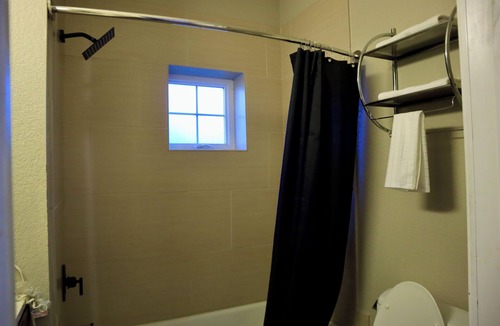 Dilley Hotel | Historic Hotel Dilley Grand- 1 Double Bed