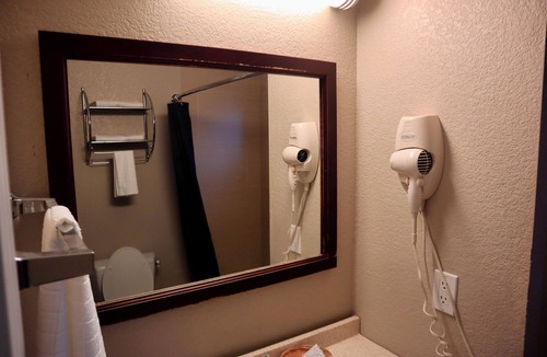 Dilley Hotel | Historic Hotel Dilley Grand- 1 Double Bed
