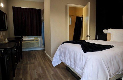 Dilley Hotel | Historic Hotel Dilley Grand- 1 Double Bed