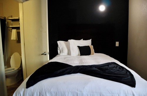 Dilley Hotel | Historic Hotel Dilley Grand- 1 Double Bed