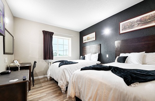 Dilley Hotel | Historic Hotel Dilley Grand- 2 Double Beds