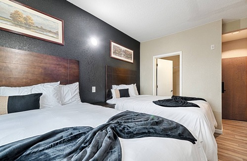 Dilley Hotel | Historic Hotel Dilley Grand- 2 Double Beds