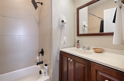 Dilley Hotel | Historic Hotel Dilley Grand- 2 Double Beds