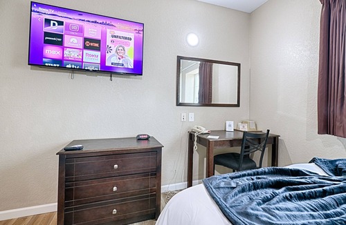 Dilley Hotel | Historic Hotel Dilley Grand- 2 Double Beds