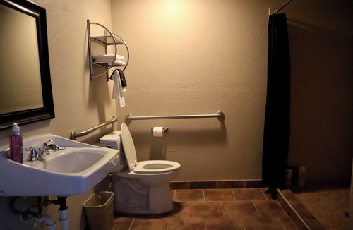 Dilley Hotel | Historic Hotel Dilley Grand- Queen ADA Bed