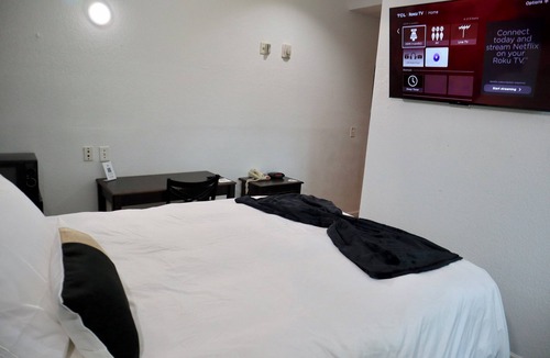 Dilley Hotel | Historic Hotel Dilley Grand- Queen ADA Bed
