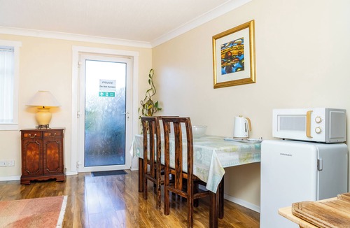 Bonnybridge Apartment | Historic Hotel-Style 2BR Home | Free Parking