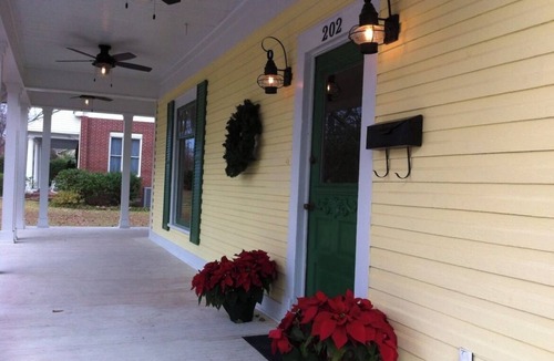 Mineola House | Historic House, modern amenities and large front porch, short walk downtown