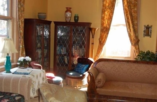 Lexington House | Historic House with Gardens Near Universities & Downtown