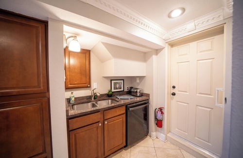 Hyde Park Apartment | HISTORIC HYDE PARK! STEPS TO BAYSHORE, UT, RIVERWALK- 5 STARS!
