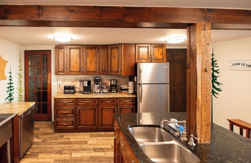 Deer River Cabin | Historic lakefront lodge with full bar, sauna, private boat ramp