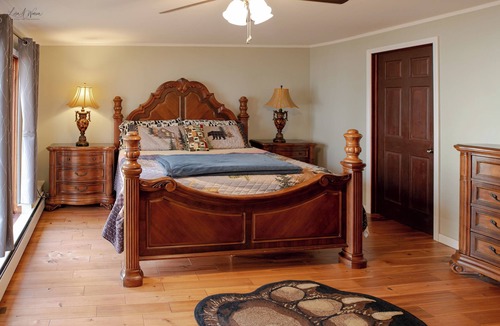 Deer River Cabin | Historic lakefront lodge with full bar, sauna, private boat ramp