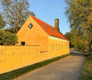 Gentofte House | Historic Laundry House By Gentofte Lake