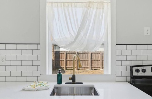 Downtown House | Historic Lemon Porch: Walk to Lake Mirror & Downtown