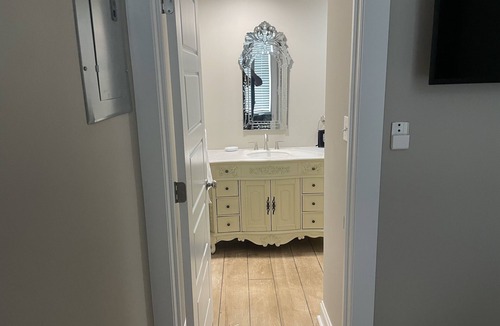 Rayne Apartment | Historic loft apartment sleeps 6 suite B