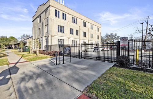 Greater East End Apartment | Historic loft in Downtown Houston