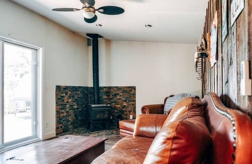 Saint-Hippolyte Cabin | Historic Log Cabin: Country Escape