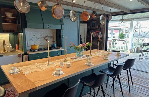 East Fultonham Cabin | Historic Log Cabin fully restored; gourmet kitchen & much more!