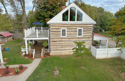 East Fultonham Cabin | Historic Log Cabin fully restored; gourmet kitchen & much more!