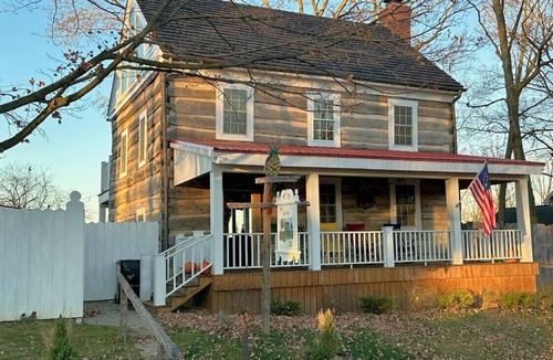 East Fultonham Cabin | Historic Log Cabin fully restored; gourmet kitchen & much more!