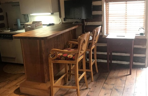 Edmond House | Historic Log Guest House OKC/Edmond border- easy access 235, Turnpike & I35