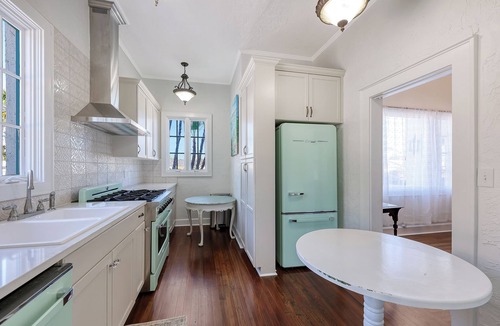 Whitfield House | Historic & Lovely - Huge Backyard, Mother-In-Law Apt out back!