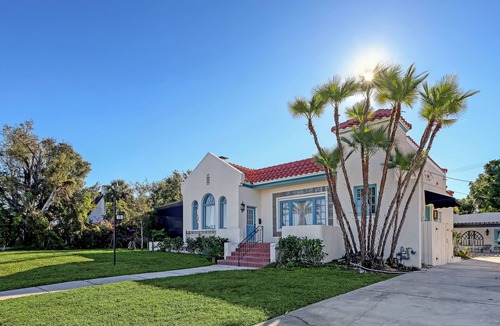 Whitfield House | Historic & Lovely - Huge Backyard, Mother-In-Law Apt out back!