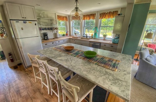 Cressy House | Historic Loyalist Lakehouse Quiet Waterfront Escape 3.5 Acres & 300’ Shore!
