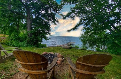 Cressy House | Historic Loyalist Lakehouse Quiet Waterfront Escape 3.5 Acres & 300’ Shore!