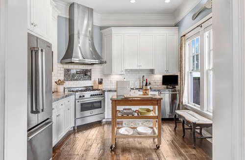 Sonoma House | Historic Luxury Bungalow 3 Blocks to Sonoma Plaza, Hot Tub & Bikes!