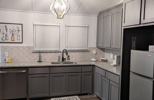 Durant House | Historic Magnolia BE-Hive: King Bed, Private Oasis, 3mi to Casino & SEU