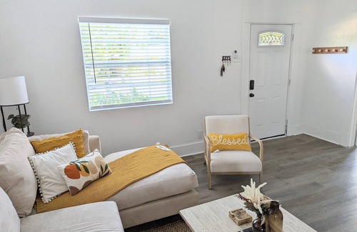 Durant House | Historic Magnolia BE-Hive: King Bed, Private Oasis, 3mi to Casino & SEU