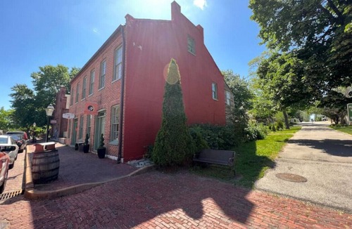St. Charles Apartment | Historic Main St. Customs House Upstairs Apartment